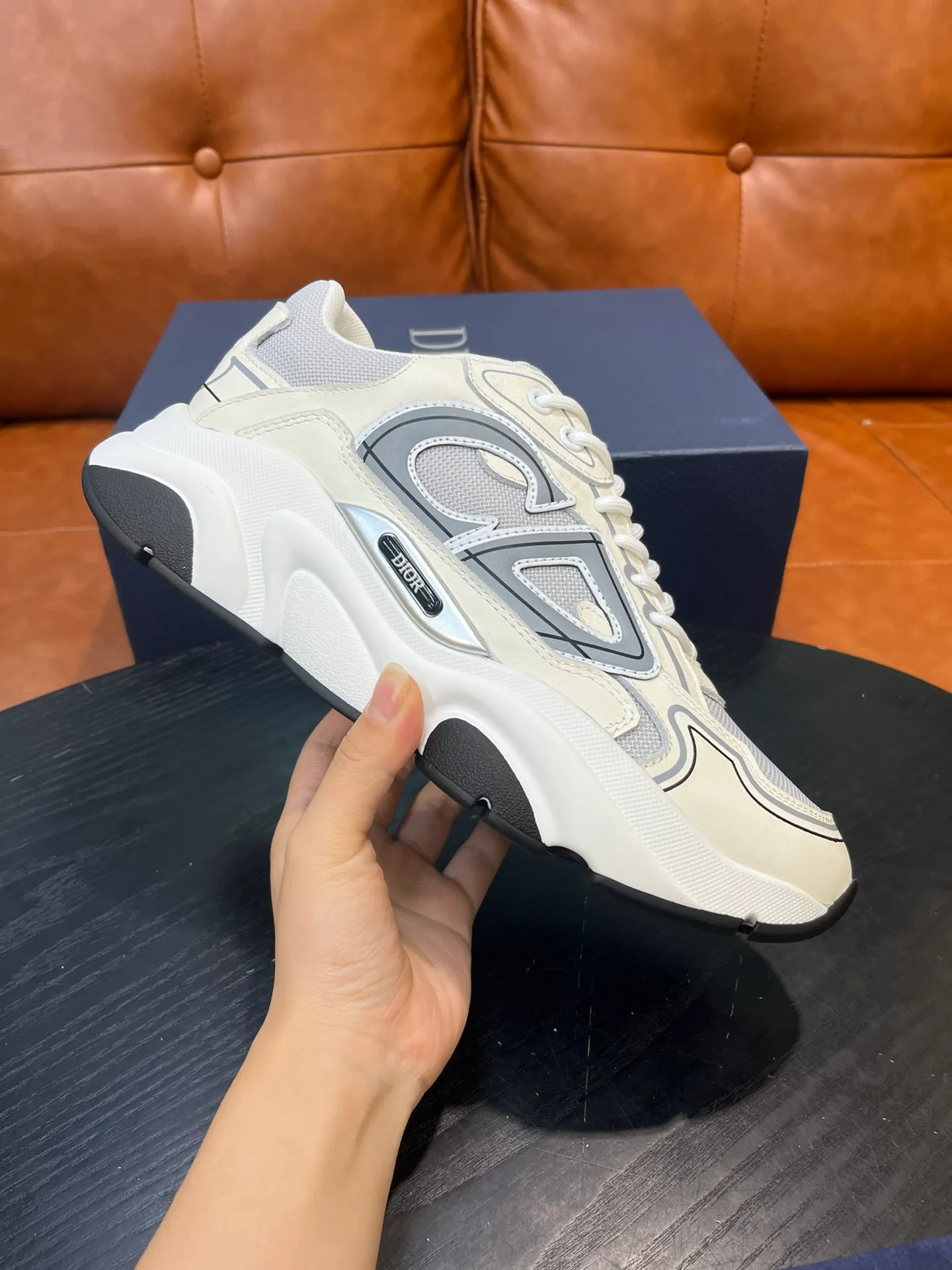 Factory price 540💰Dior B22 men's jogging fashion sneakers. This item draws inspiration from retro jogging shoes. It adopts a thick low-top design, with an upper made of leather and mesh fabric, and a black and white engraved rubber sole. Decorated with an embossed "CD" logo on the side. Code number: 39-44